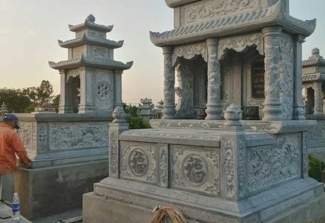 Ngôi mộ đôi có chân đế chạm khắc cánh sen cách điệu, không quá rối mắt