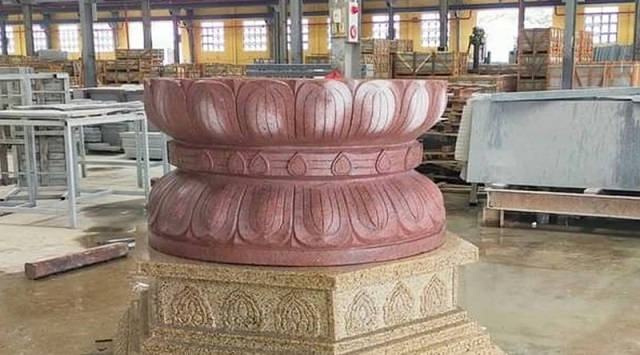 Mẫu mộ đá Granite thiết kế 3 cấp chạm khắc hoa sen tinh tế