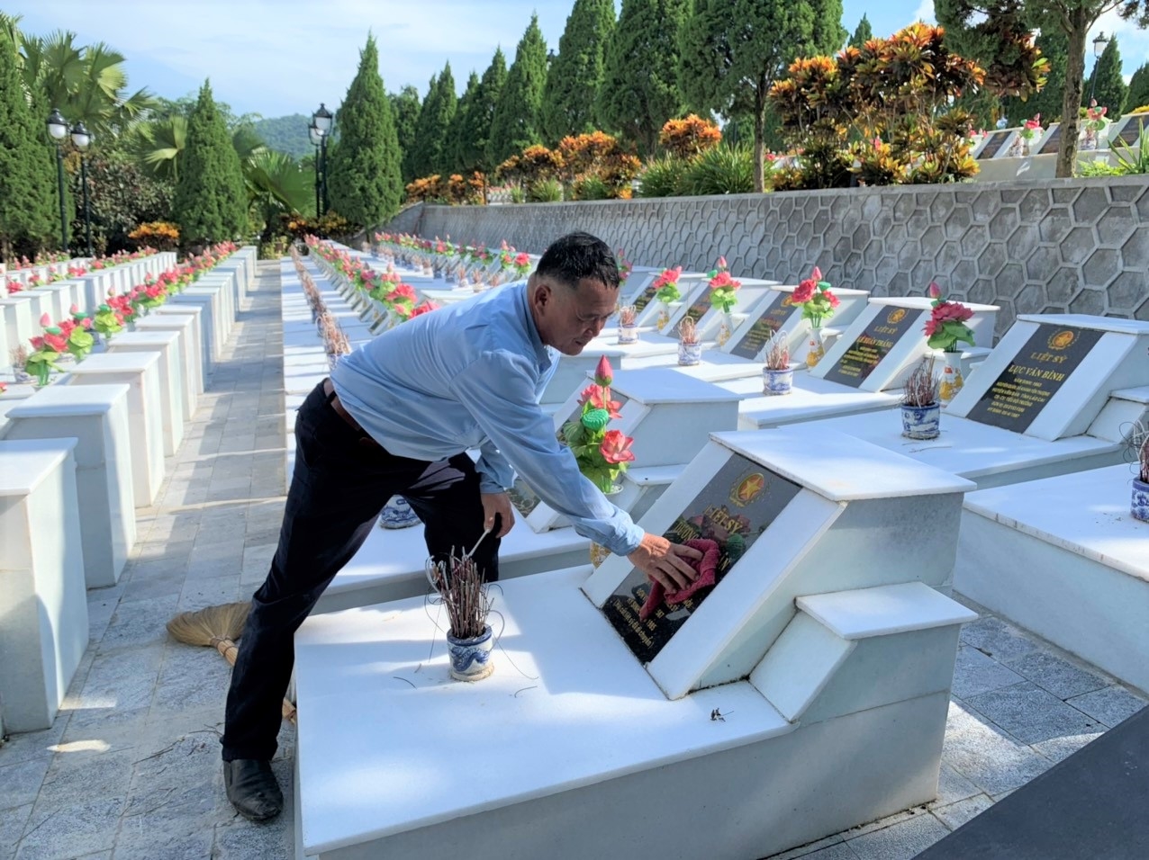 Mẫu mộ liệt sỹ đẹp ốp đá granite trắng