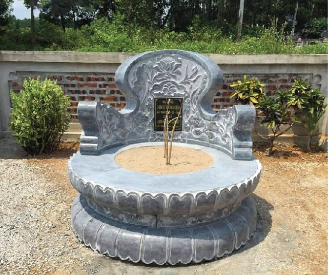 Mẫu mộ tròn đá xanh đen có ngai lớn
