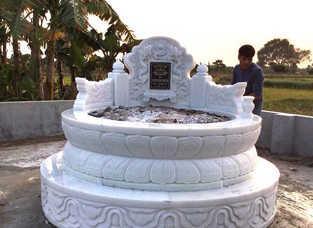 Mẫu thiết kế mộ đá trắng tròn với thiết kế cánh sen chạm khắc điệu nghệ