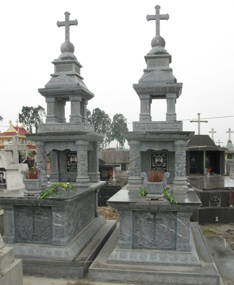 Mộ đá đôi hai mái công giáo tại Ninh Bình