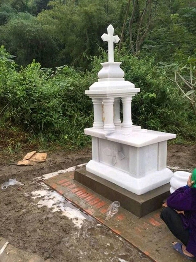 Mộ đá màu trắng một mái kích thước nhỏ