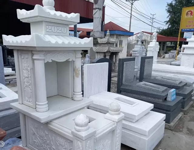 Mộ đá trắng hai mái với họa tiết đẹp mắt