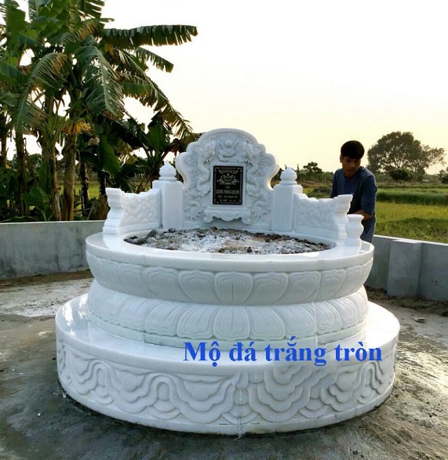 Mộ đá trắng hình tròn với vẻ đẹp tinh tế của những đường nét hoa văn