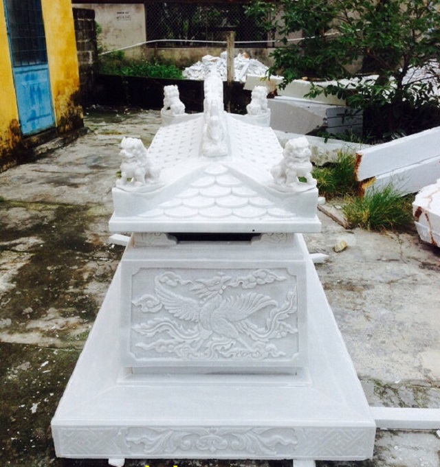 Mộ đơn màu trắng có mái với hoa văn được chạm trổ ở phần thân và mái vô cùng tinh xảo