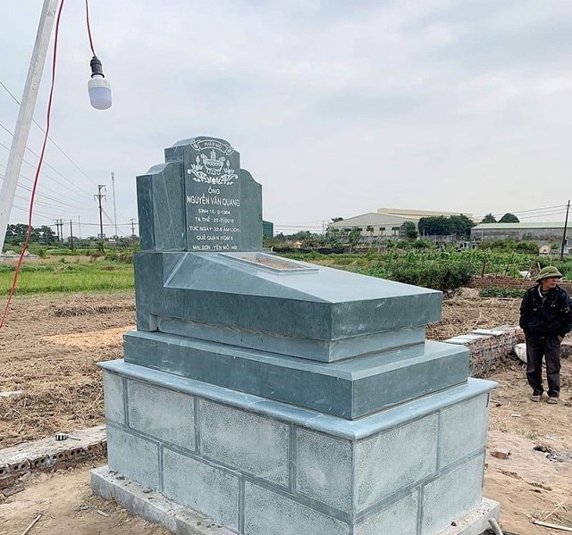 Mộ tam cấp được làm từ đá xanh rêu