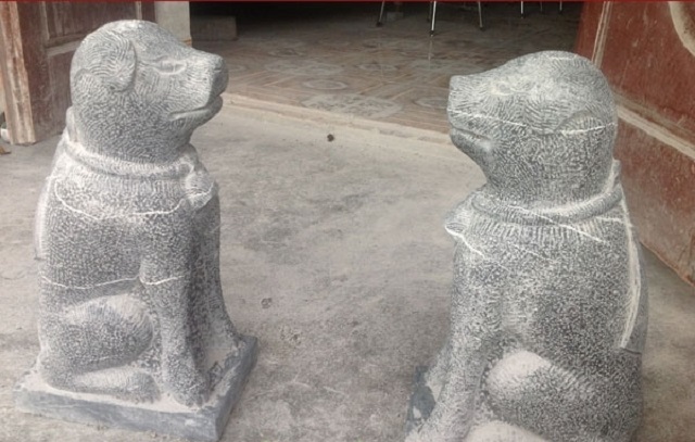 Mẫu tượng chó bằng đá xanh đen