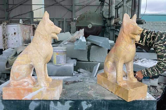 Mẫu tượng chó bằng đá vàng đẹp 07