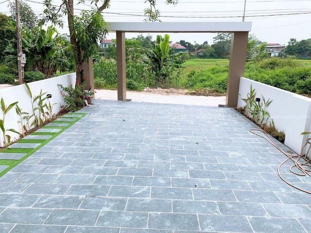 Với bề mặt nhám giúp hạn chế chịu ảnh hưởng từ thời tiết