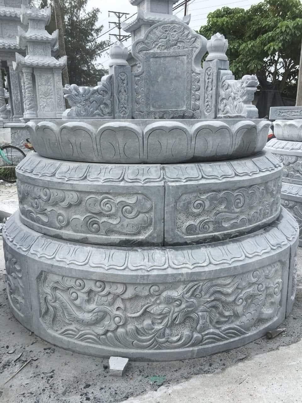 Mộ tròn đá 3 cấp được khắc hoa văn mây và rồng