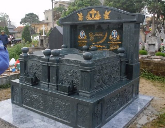 Ngôi mộ đôi đơn giản bằng đá xanh rêu dành cho hai cụ nhà anh Vĩnh ở Quảng Ninh