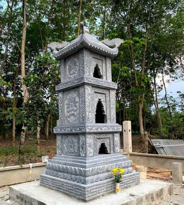 Mộ tháp làm từ đá xanh mang tới độ bền cao