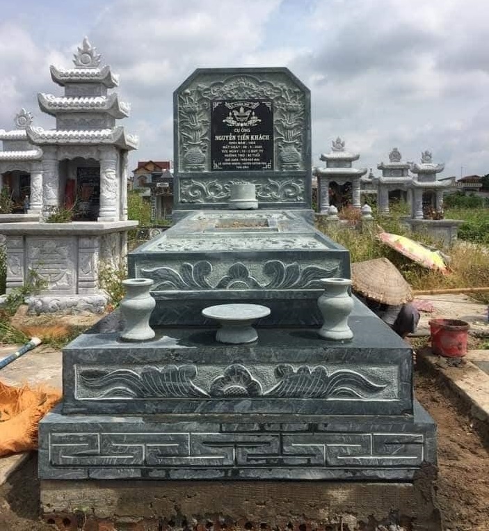 Ngôi mộ hậu bành chạm khắc chữ Triện ở chân đế