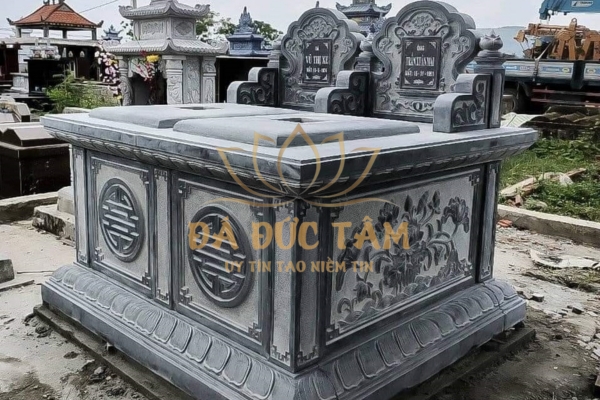 Mộ đá đôi tam cấp