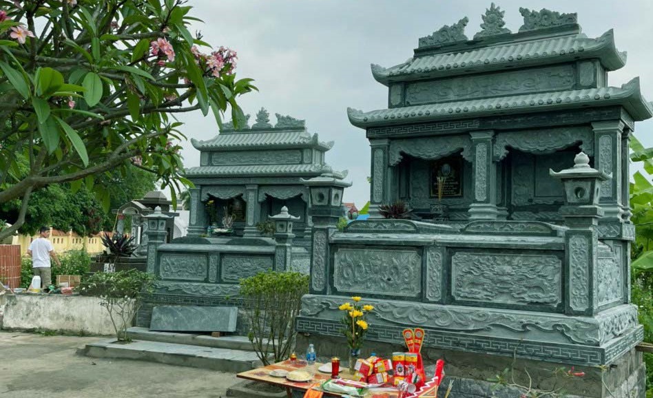 Mộ đá đôi xanh rêu